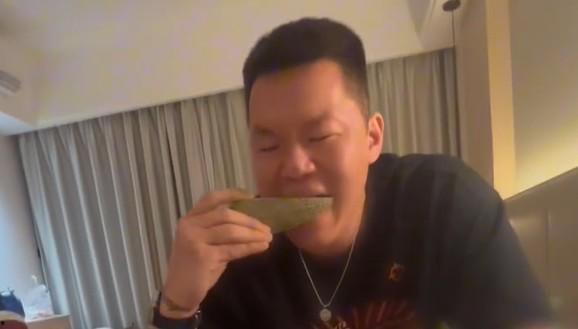 网红吃瓜胖子图片高清视频,趣味横生的美食瞬间  第3张